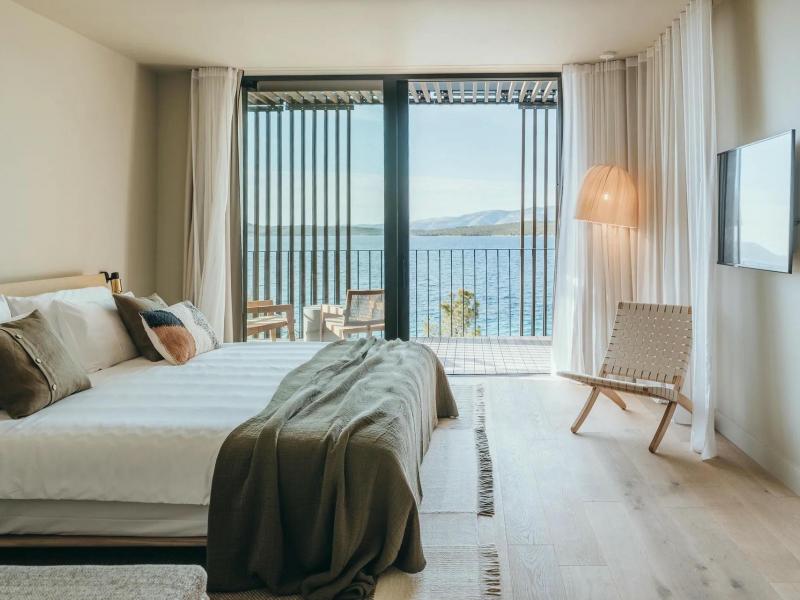 Villa Cascadia , Islands  