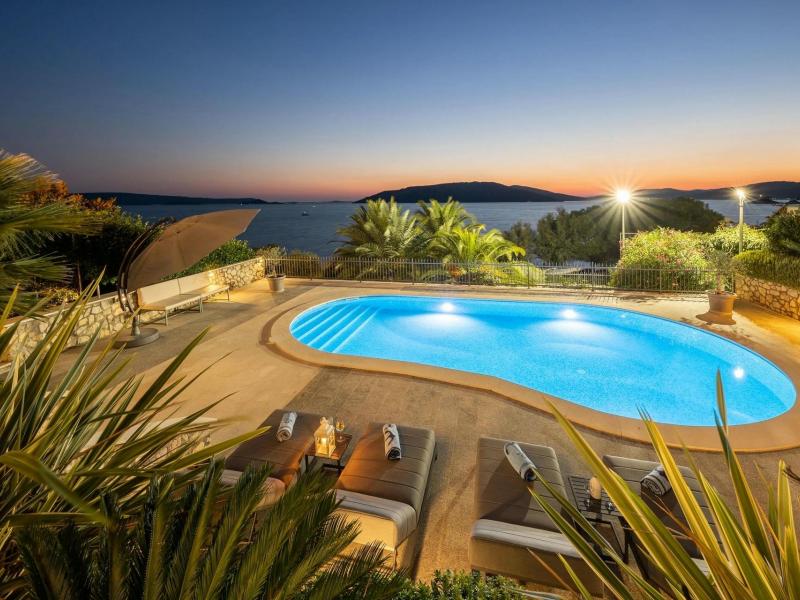 Villa Golden Hour ,   