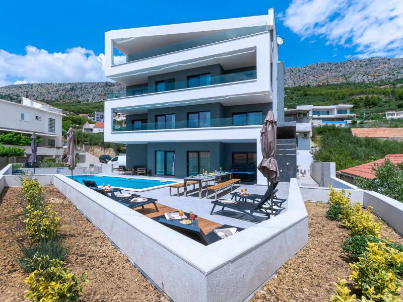 Villa Grande Divina ,   