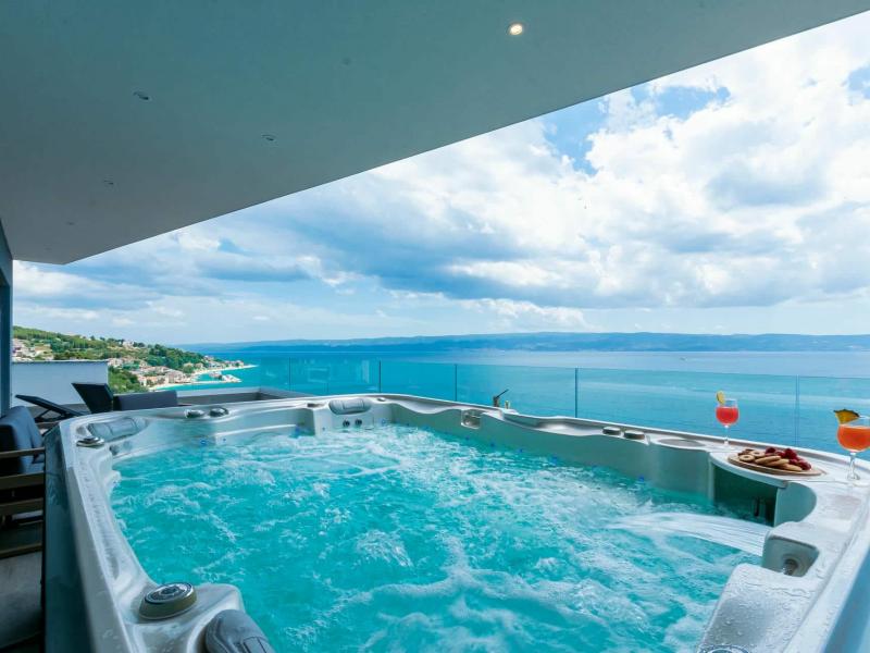 Villa Grande Divina ,   